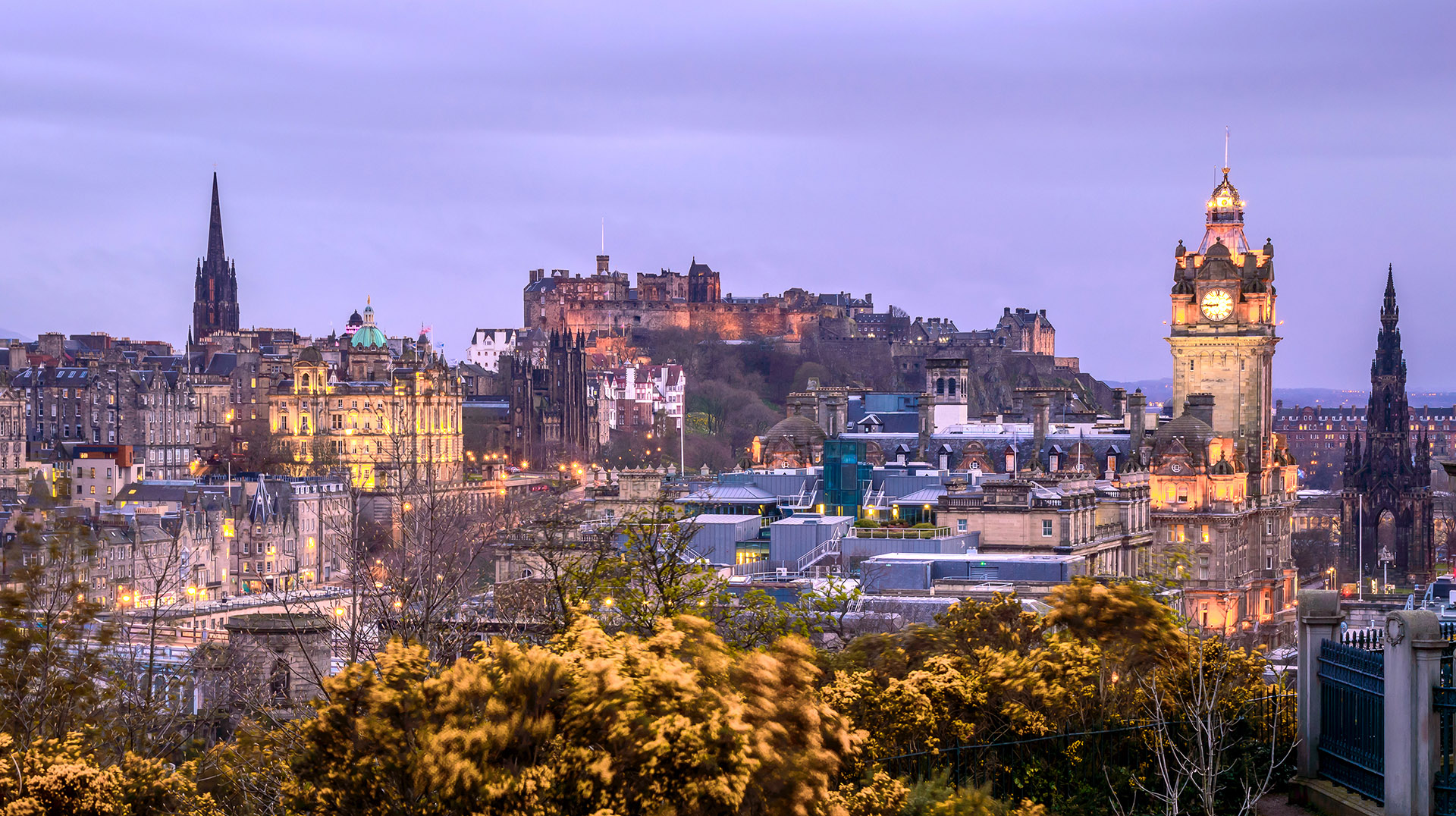 Edinburgh Castle and the rest of Edinburgh skyline at twilight.